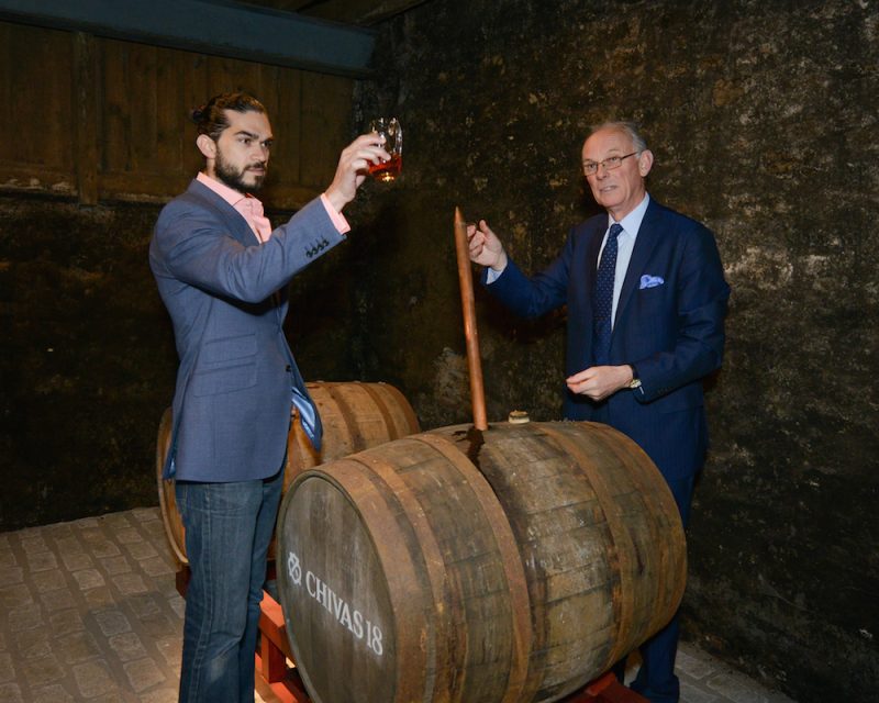Colin Scott và đầu bếp Jozef nghiên cứu các thùng whisky mạch nha 