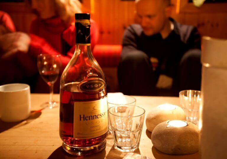 Thưởng thức chậm, sâu sẽ cảm nhận trọn vẹn sắc, hương, vị của rượu Hennessy VSOP