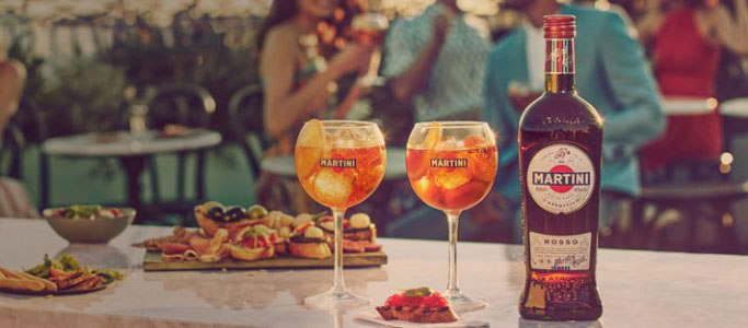 Ly Cocktail từ rượu Martini Rosso cho bữa tiệc tuyệt hảo với bạn bè và được sử dụng làm nền cho các ly cocktail cho bạn tự sáng chế