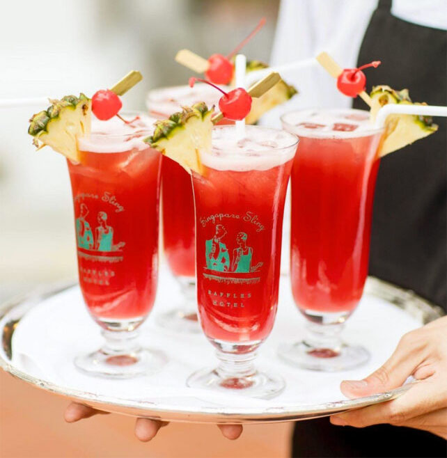 Ly Cocktail Singapore Sling được phục vụ tại Raffles Hotel