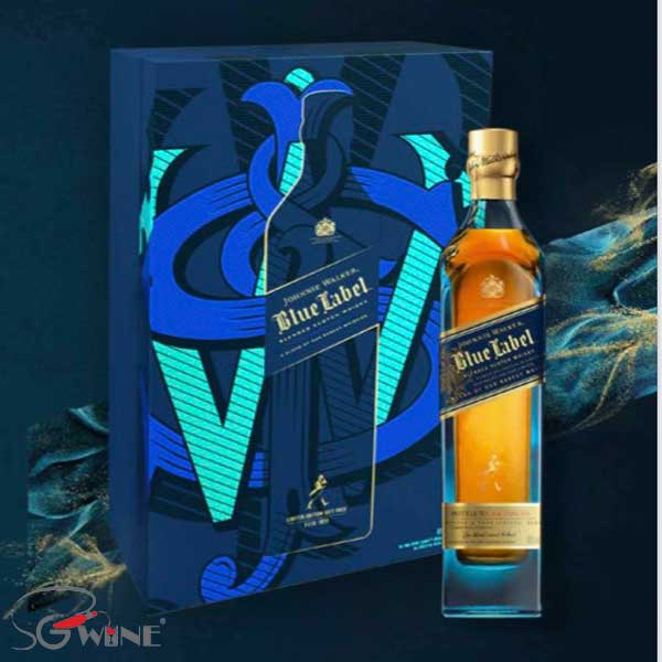 Rượu Johnnie Walker Blue Label hộp quà tết 2022 tại thị trường Việt Nam có cái tên thân thuộc là rượu John đen