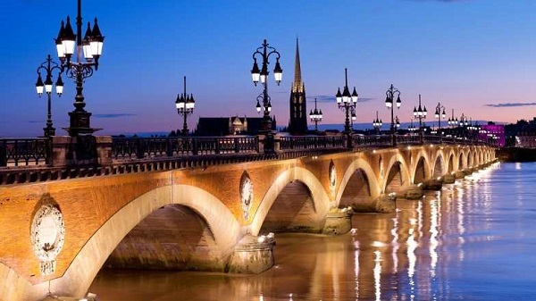 Thành phố Bordeaux tráng lệ tại Pháp