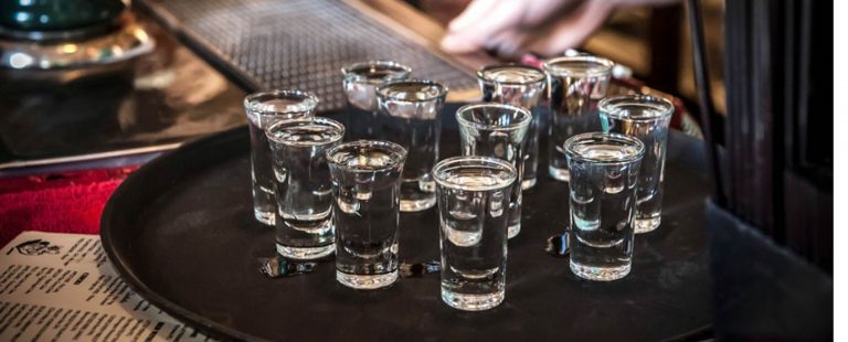 Cốc rượu vodka cá sấu đen – Rượu Vodka bán chạy nhất Việt Nam ở phân khúc bình dân